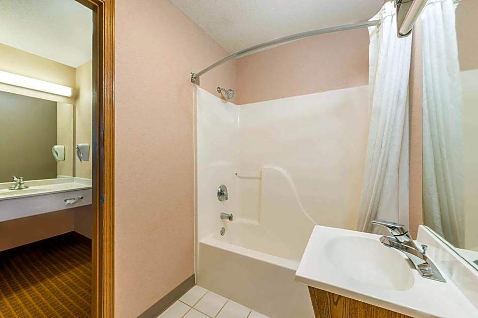 Super 8 by Wyndham Wakeeney