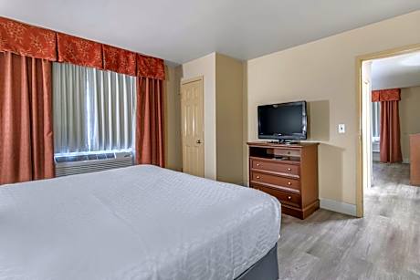 King Suite with Roll-In Shower - Disability Access/Non-Smoking