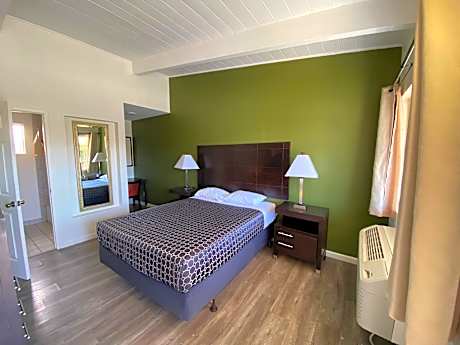 Single Queen Bed Non-Smoking