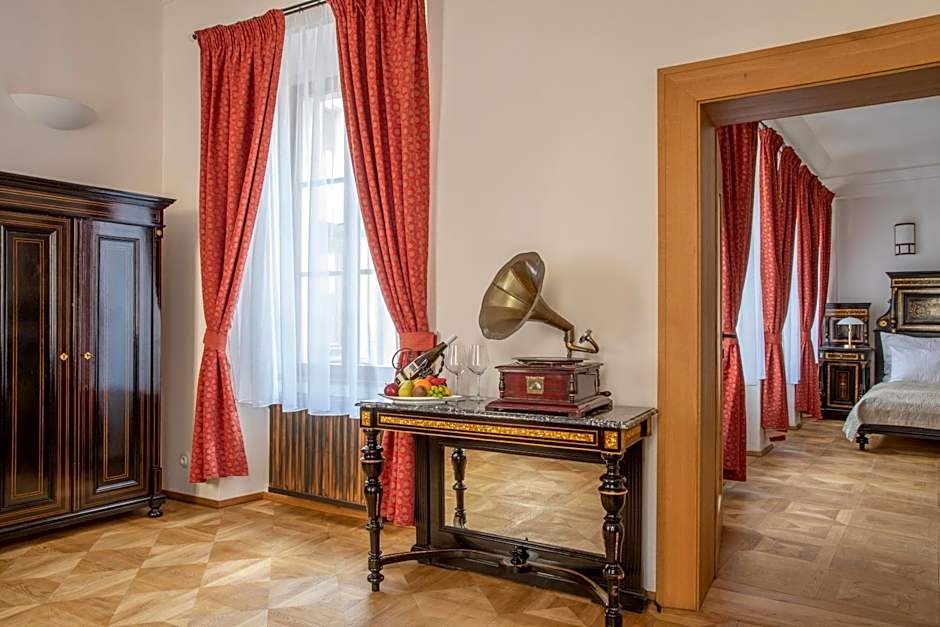 Hotel At the Green Grape