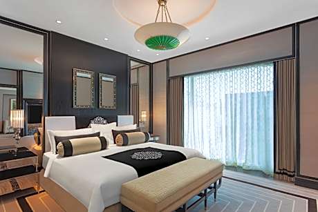 One-Bedroom Deluxe Suite with City View - Club Level