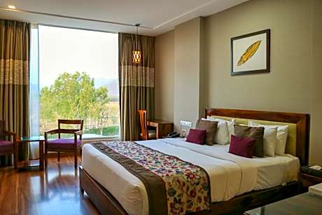 Deluxe King Room with Mountain View