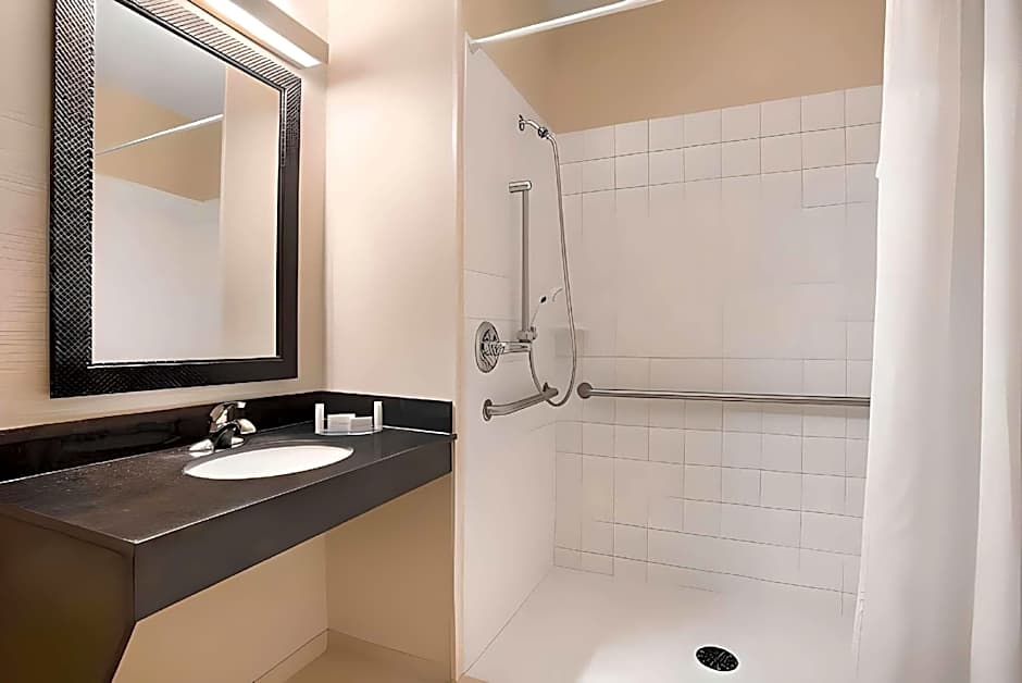Dubuque Inn & Suites