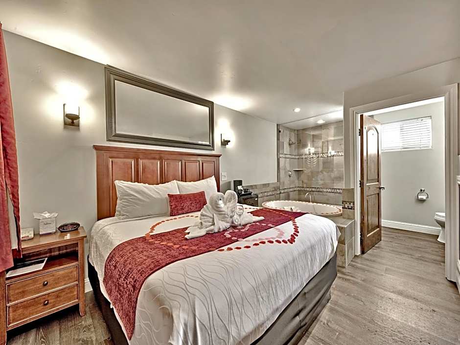 Photo 1 of 6 of 1 Queen Bed, Jetted Tub