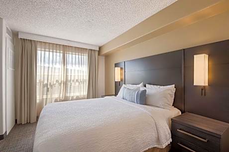 One-Bedroom King Suite - Non-Smoking