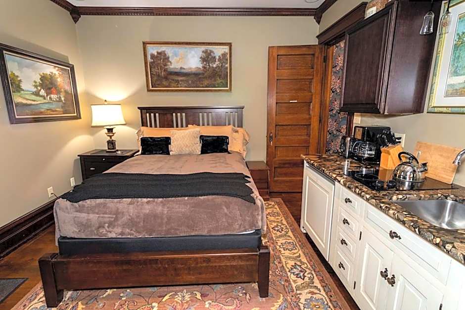 South Broadway Manor B&B - Near Fallingwater, Ohiopyle State Park, Hiking & Biking trails GAP