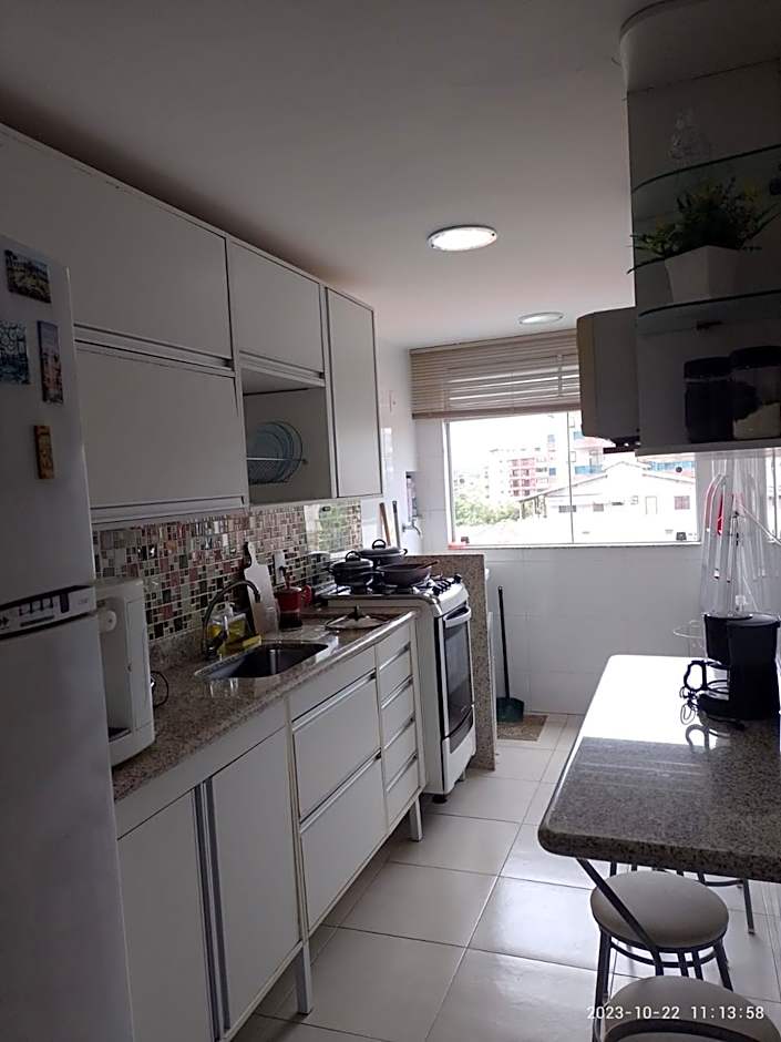 PRIME Beach e Praia do Forte a Pé e Polo Gourmet com carro no estacionamento.