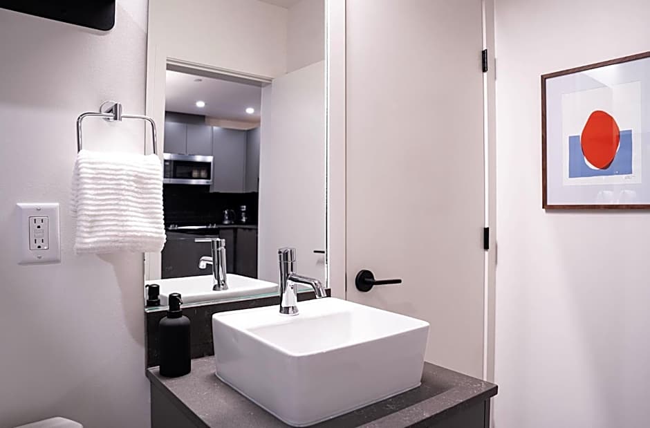 Snow & Swing Getaway - Three Bedrooms with Hot Tub (Stay Revy)