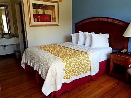1 Queen Bed Non-Smoking