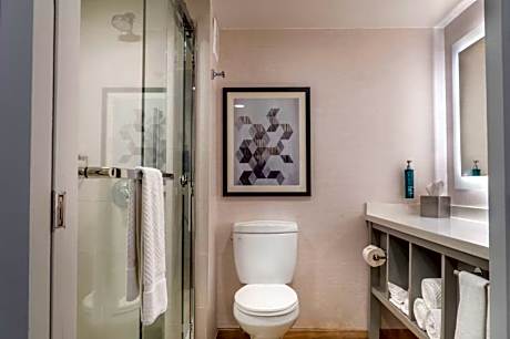 Standard Queen Room - Communications Access