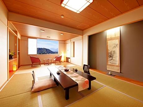 Family Room with Mountain View