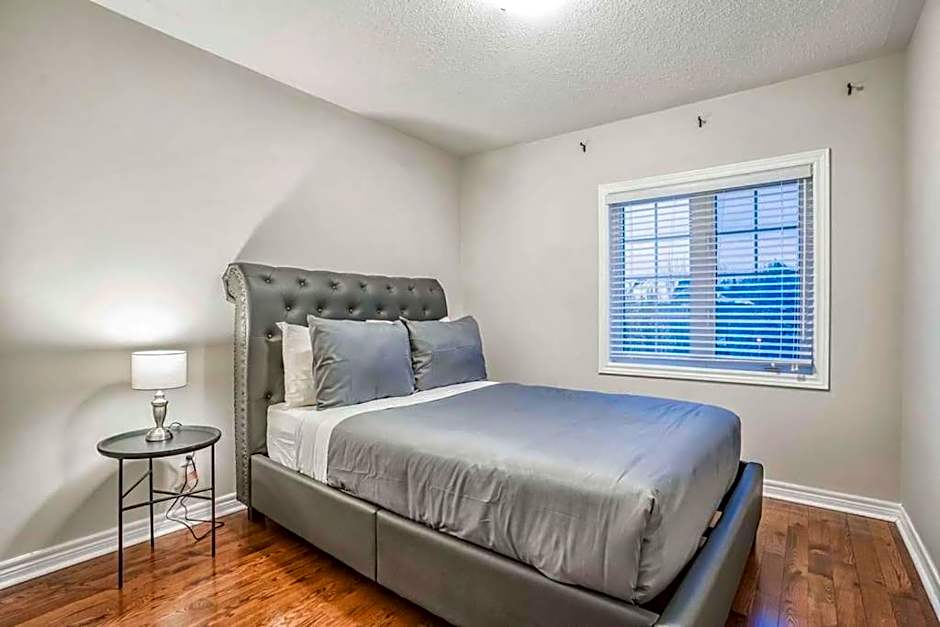 Stylish 4BR Home 20 Mins from YYZ