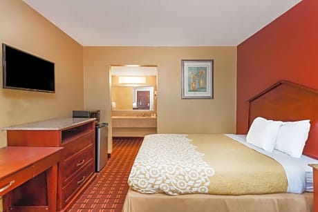 1 Queen Bed, Smoking
