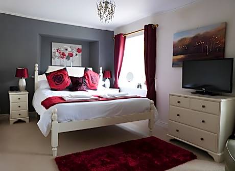 King-Superior-Ensuite with Shower-Street View