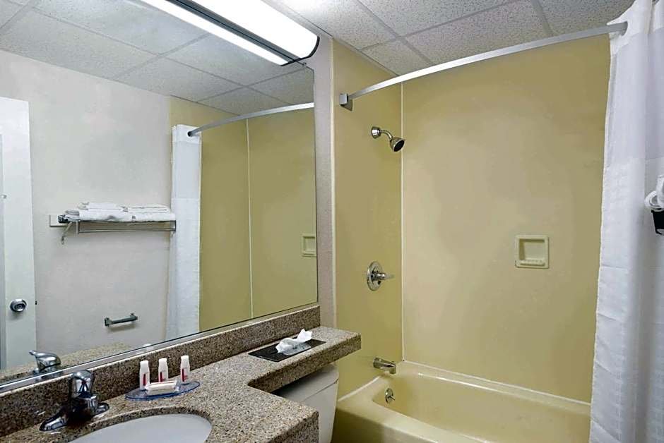 Howard Johnson by Wyndham Newburgh