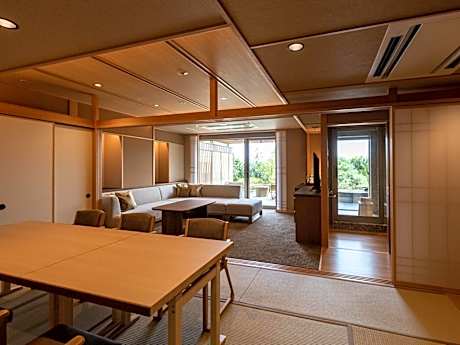 Deluxe Family Suite with Tatami Area with Open-Air Bath 2F (119㎡) In-Room Dining