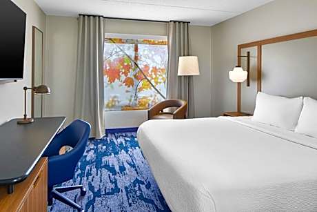 King Room with Adapted Tub - Mobility Accessible
