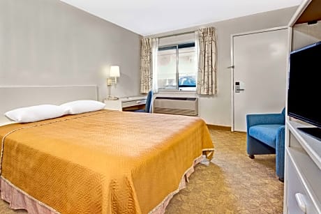 Suite Multiple Beds Accessible Non Smoking (Mobility/Hearing/Roll-in Shower)