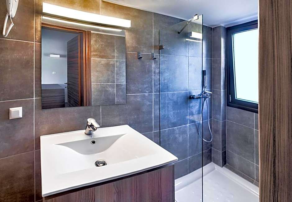 Sani More & Sani Woods