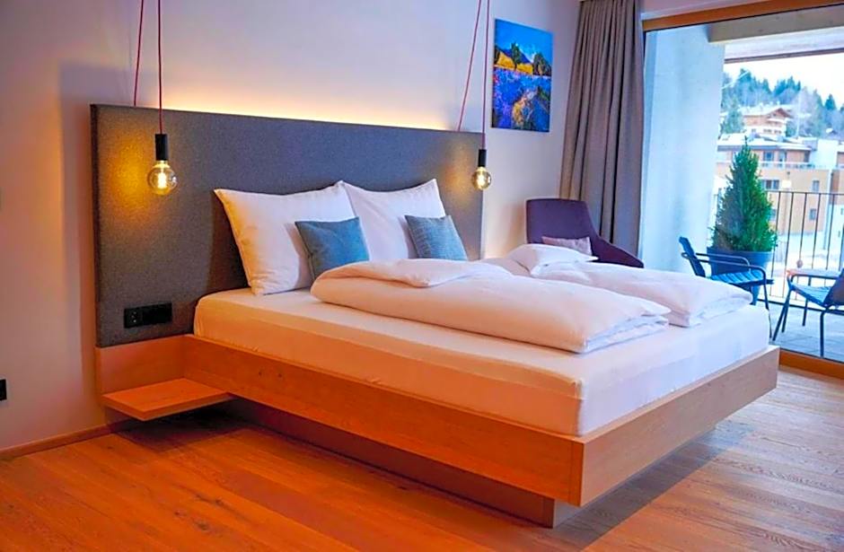 Wellness und Brunch Hotel MorgenZeit beheizter Naturpool mit Sandstrand Genuss Frühstück bis 13 Uhr Hochkönig Sommercard