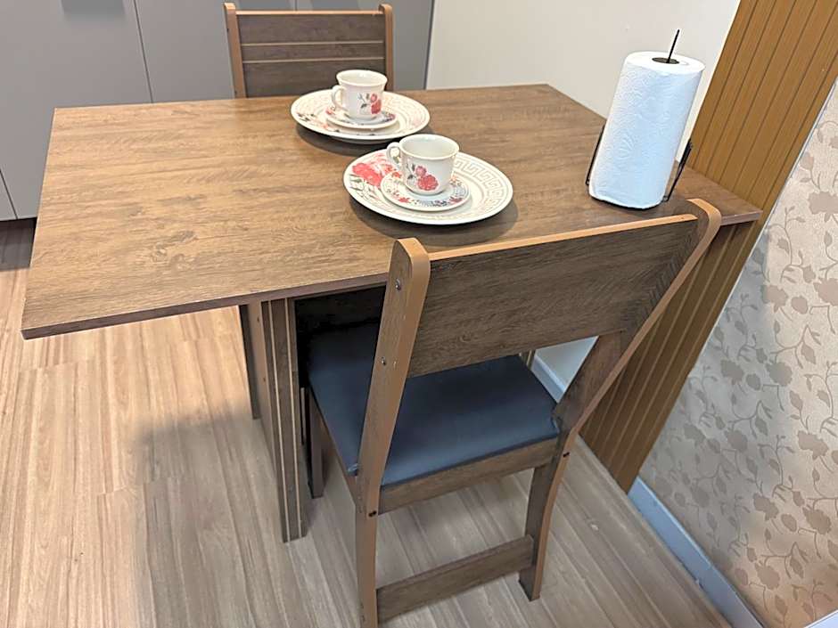 Studio com quarto e banheiro em frente ao Parque do Lago Acomoda até 2 pessoas 1 cama