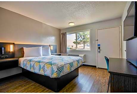 1 King Bed | Smoking, Micfridge
