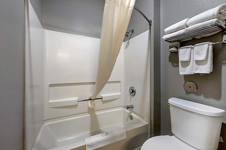 Quality Inn & Suites Lincoln North
