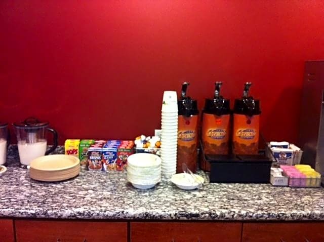 Howard Johnson Inn & Suites Tacoma Near McChord AFB – Tacoma, WA