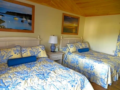 Deluxe One-Bedroom Cottage w/ 2 Queen Beds and Sea View