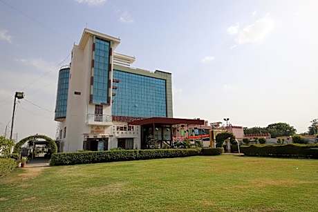 OYO 40458 Hotel Deep Palace