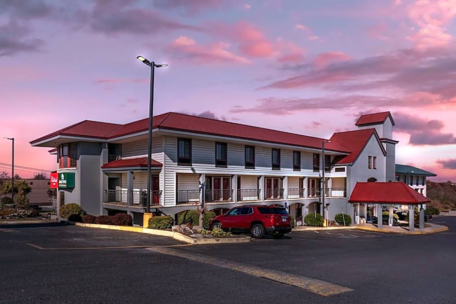 HomeTowne Studios by Red Roof Lancaster