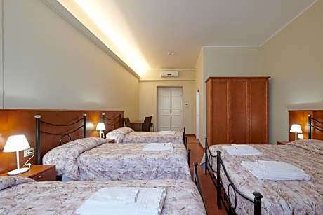 Quintuple Room