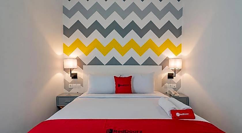 RedDoorz Premium @ Hotel Hebat
