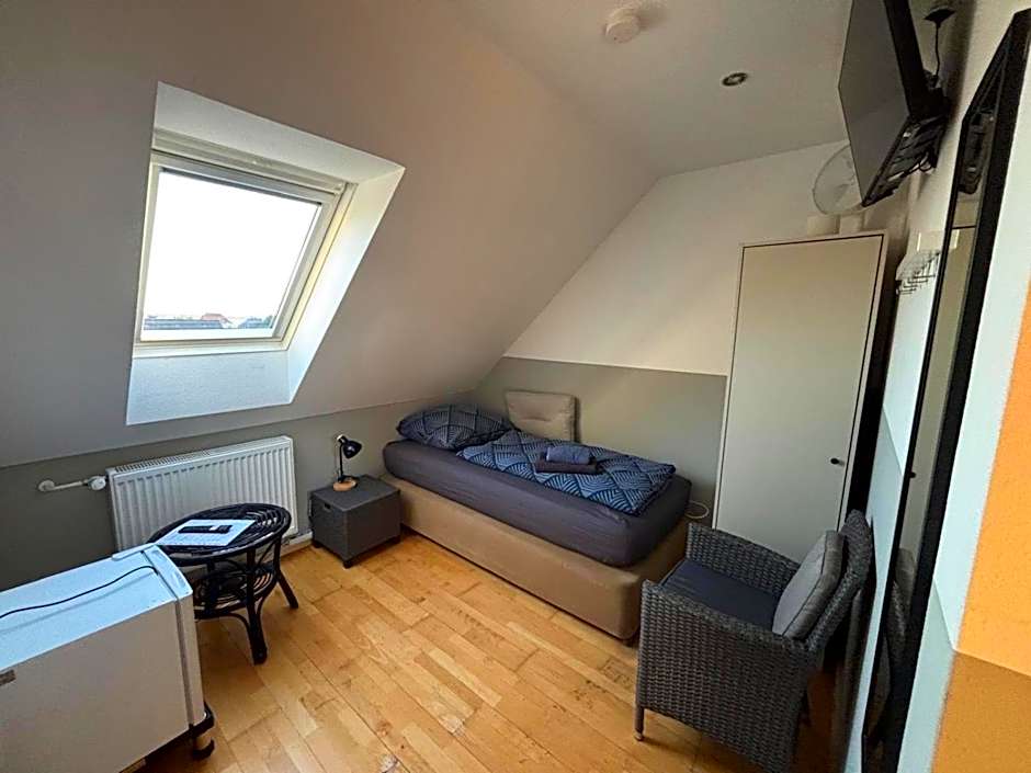 Zimmer-Bad-TV-Kühlschrank-14