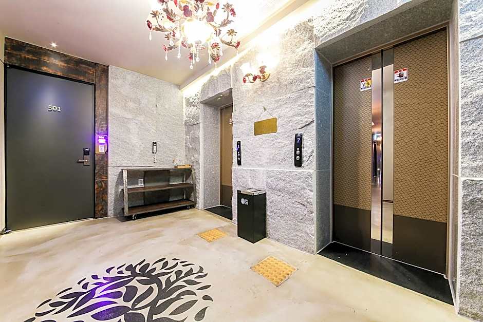 Hotel February Dong Seong Ro