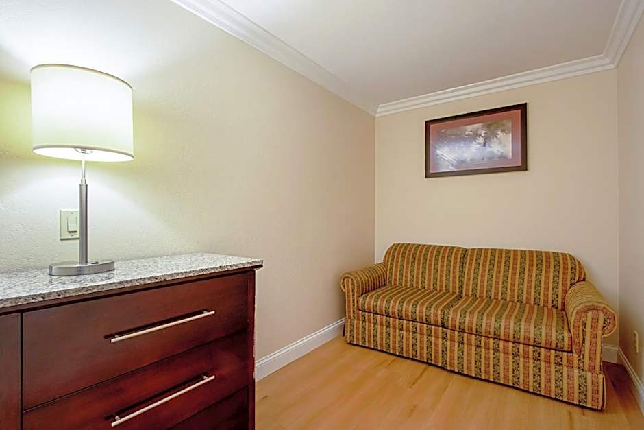 Red Roof Inn & Suites Monterey