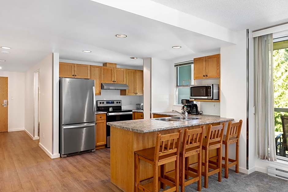 The Woodrun Lodge by Whiski Jack