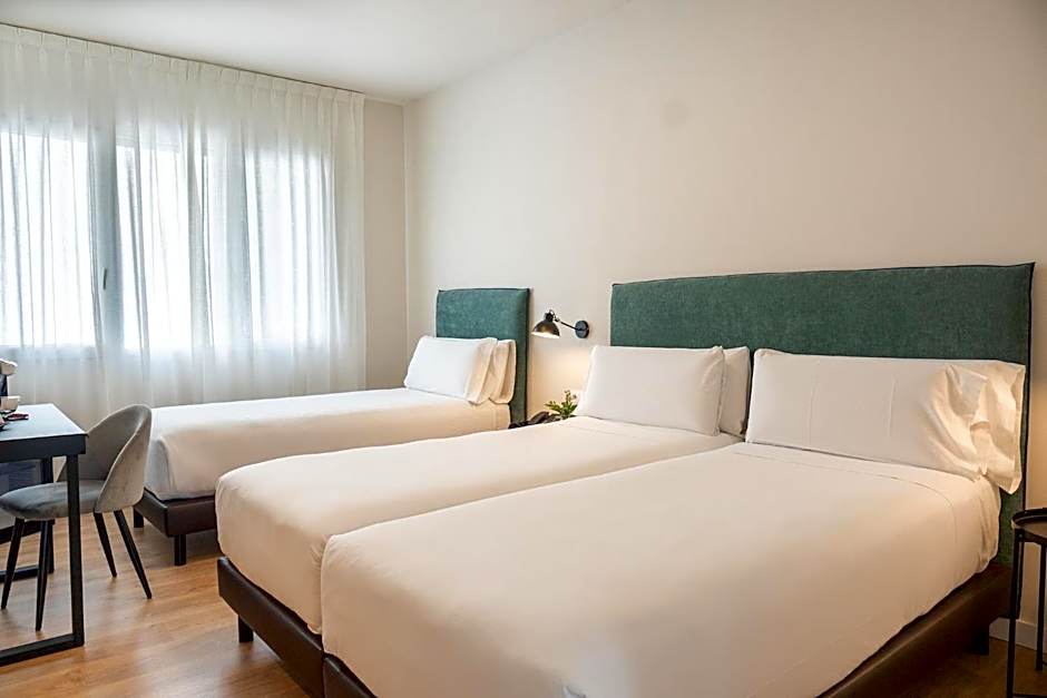 Tres Torres Atiram Hotels