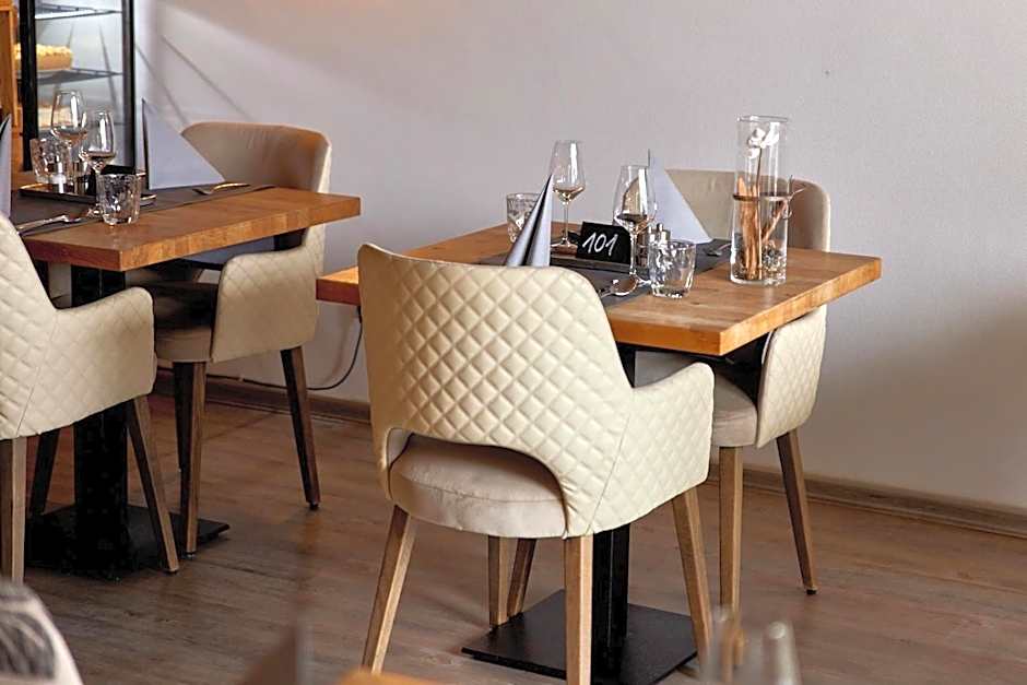 Moselhotel Weinhaus Simon `Sauna`Restaurant`ELadesäule