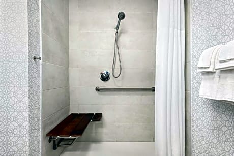 1 QN MOBILITY ACCESS ROLL IN SHOWER NOSMOK