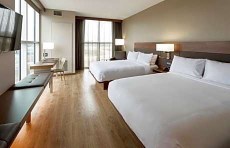 Queen Room with Two Queen Beds and Adapted Tub - Mobility Accessible