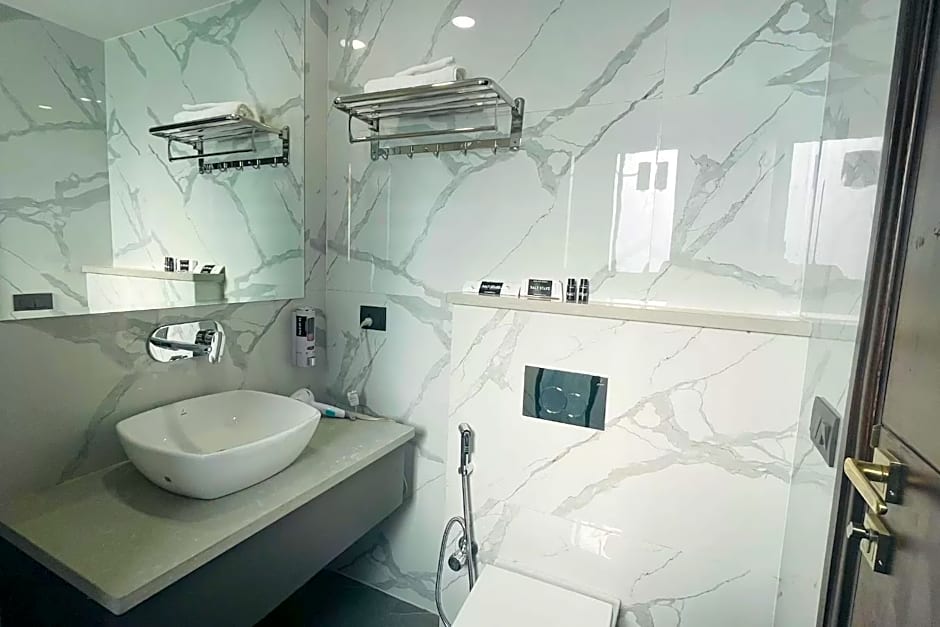 Saltstayz Select - Golf Course Road & Sector 57