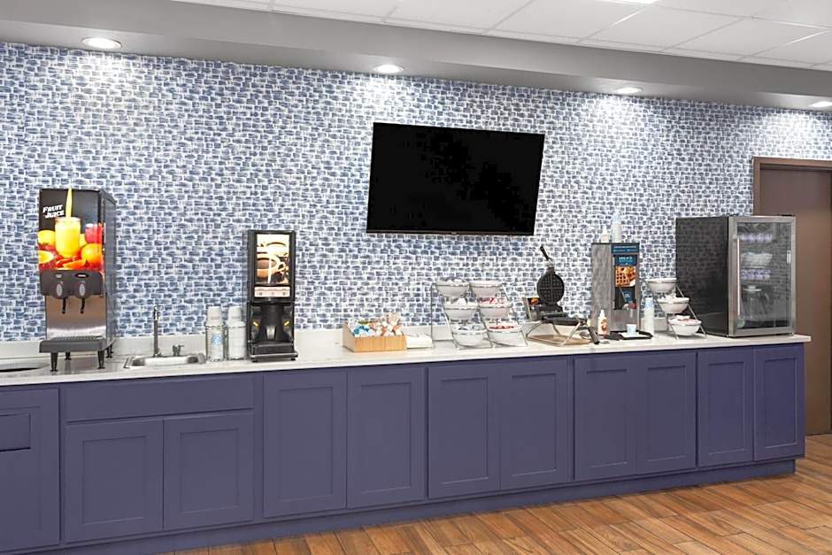 AmericInn & Suites by Wyndham Baraboo Event Center