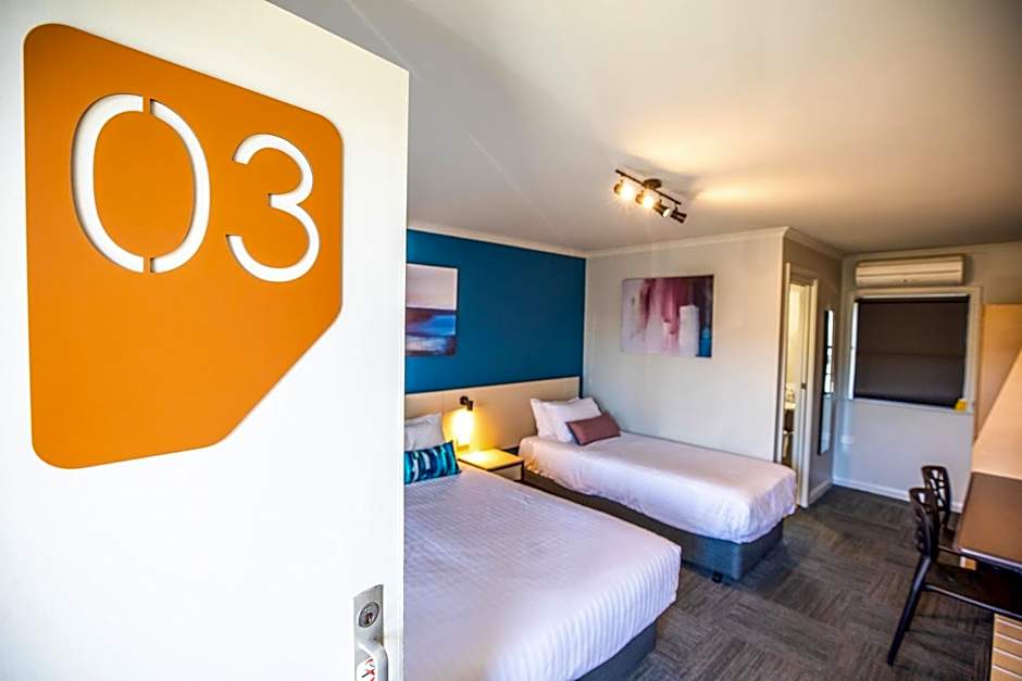 Nightcap at Riverside Hotel