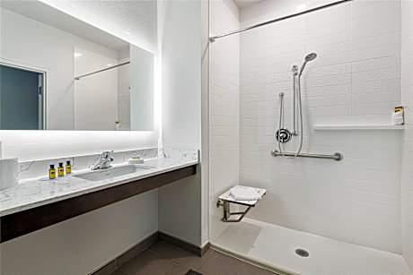 ACCESSIBLE - 2 QUEEN,MOBILITY ACC,COMMASSIST,WALK SHWR,NSMK,FULL BREAKFAST