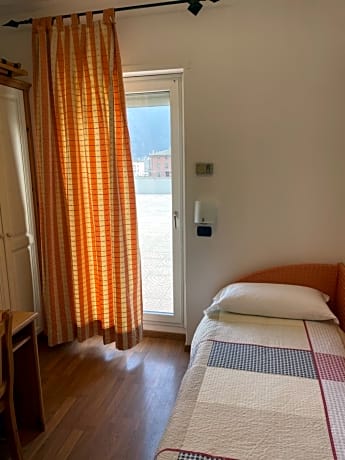 Single Room with Mountain View