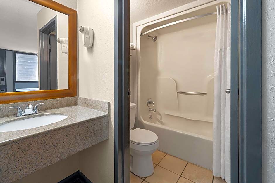 Days Inn by Wyndham College Park Airport Best Road