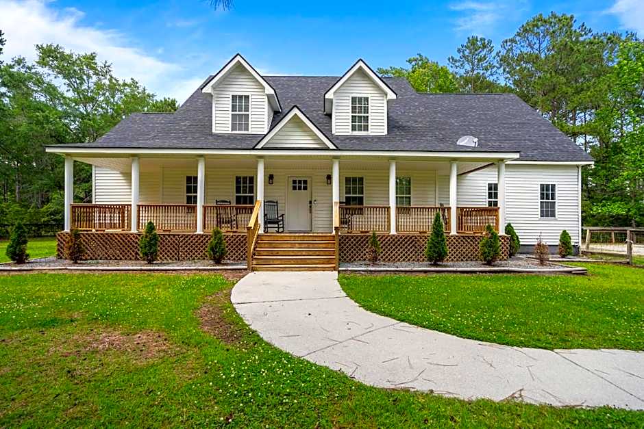 Grandma's Farm on 6 acres with Lighted Barn and River Access