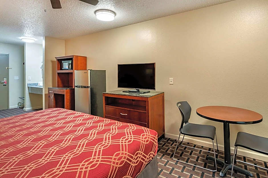 Econo Lodge Inn & Suites Granite City