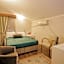 Moonshine Hotel & Suites
